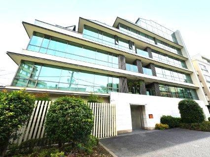 3LDK apartment in Minato Ward, Tokyo - Photo 1