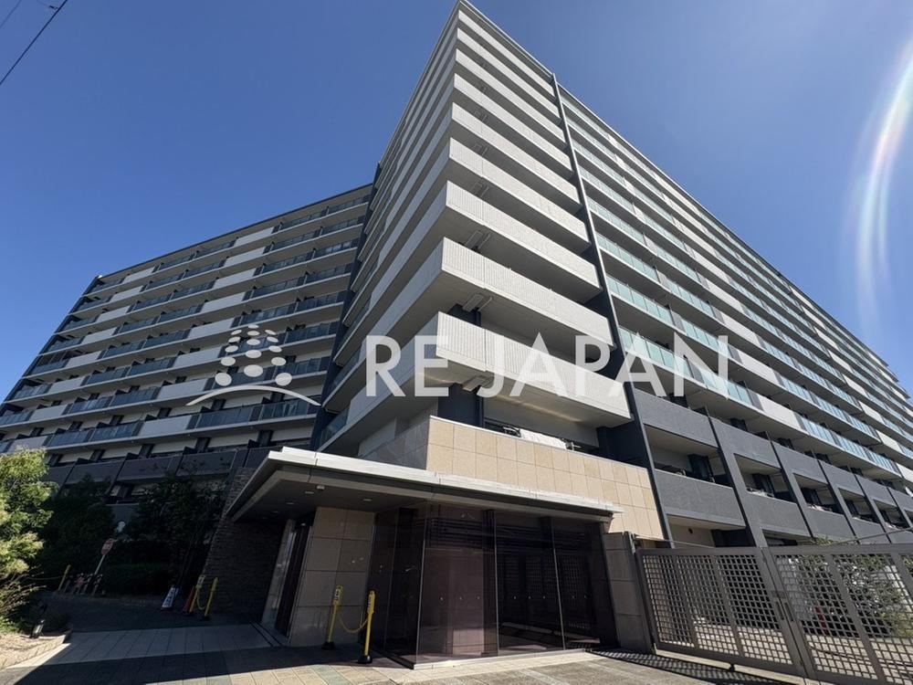 3LDK apartment in Higashiosaka, Osaka - Photo 1
