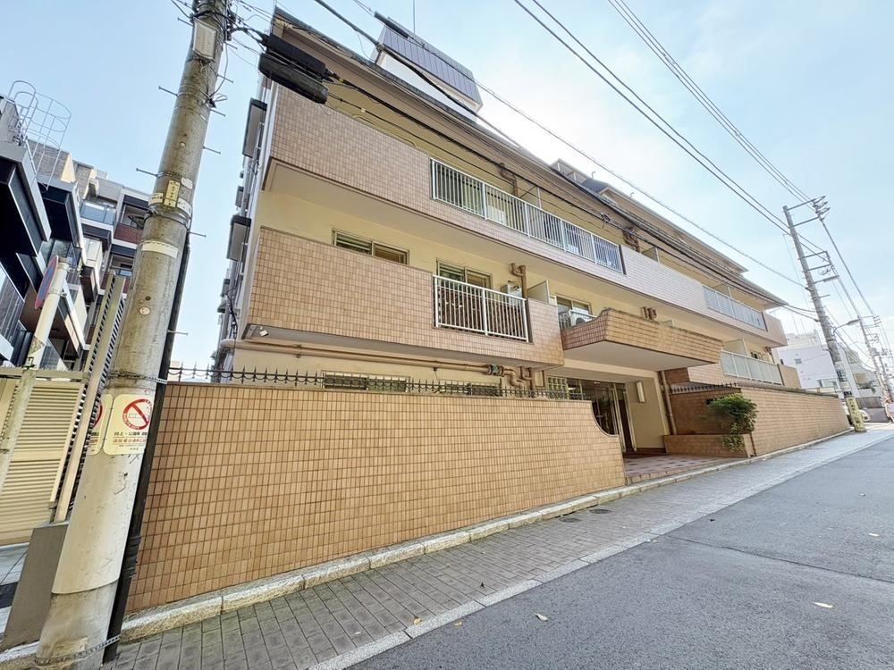 1LDK apartment in Shibuya Ward, Tokyo - Photo 1