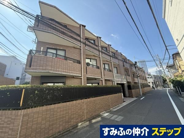 3LDK apartment in Shibuya Ward, Tokyo - Photo 1