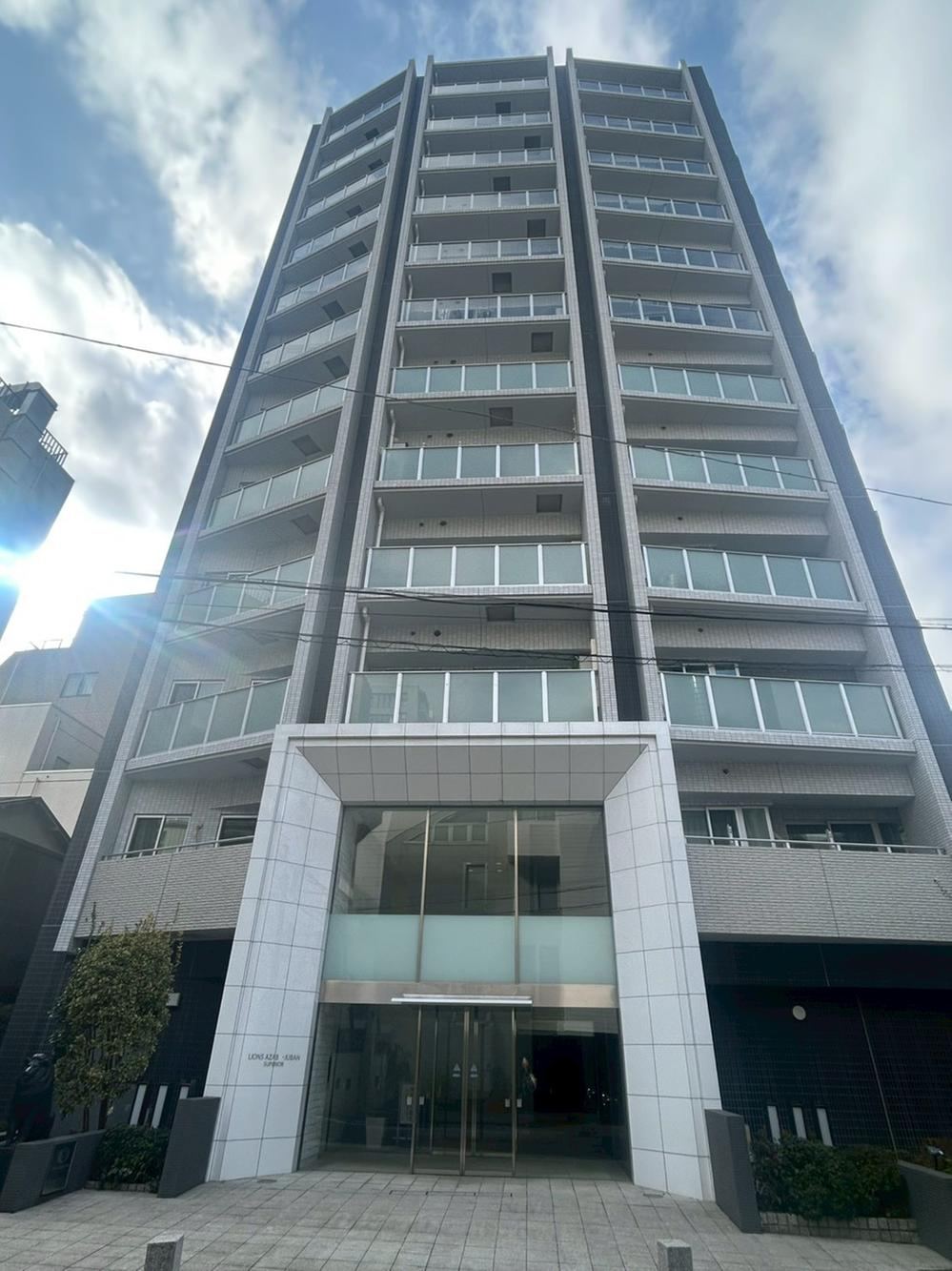 2LDK apartment in Minato Ward, Tokyo - Photo 1