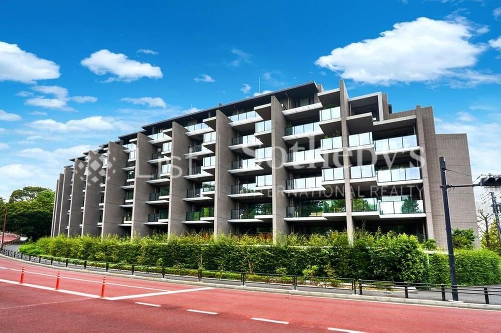 2LDK+S apartment in Shinjuku Ward, Tokyo - Photo 1