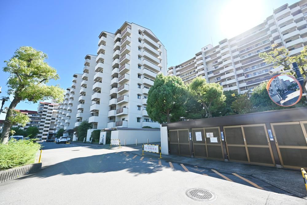 4LDK apartment in Suita, Osaka - Photo 1