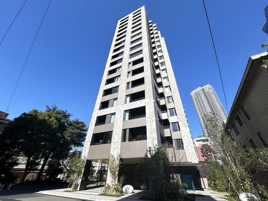 2LDK+S apartment in Minato Ward, Tokyo - Photo 1