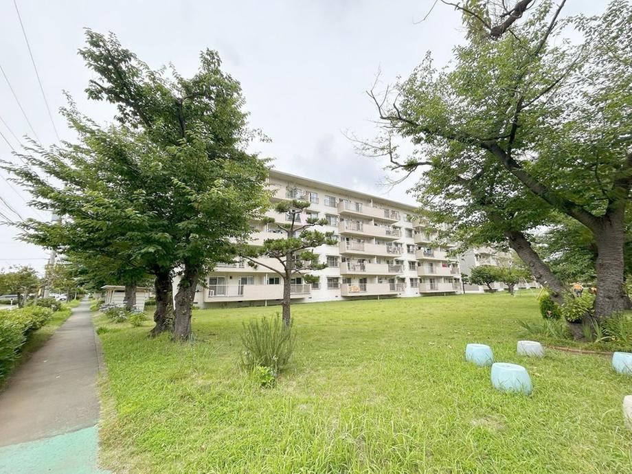2LDK apartment in Mihama Ward, Chiba - Photo 1