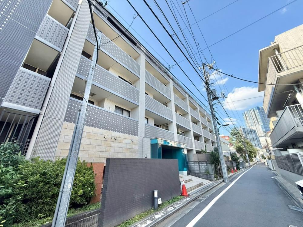 2LDK apartment in Shinjuku Ward, Tokyo - Photo 1