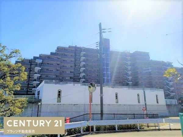 3LDK apartment in Suita, Osaka - Photo 1