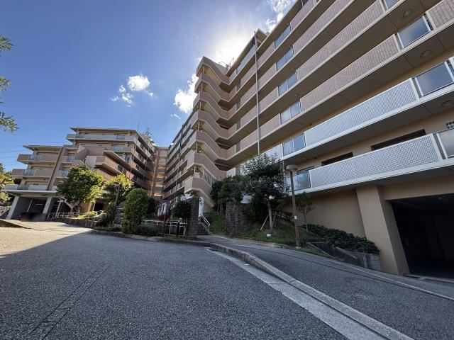4LDK apartment in Tarumi Ward, Kobe, Hyogo - Photo 1