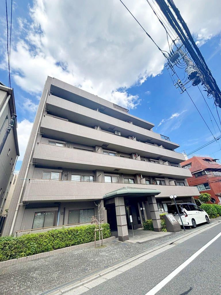 2LDK+S apartment in Shibuya Ward, Tokyo - Photo 1