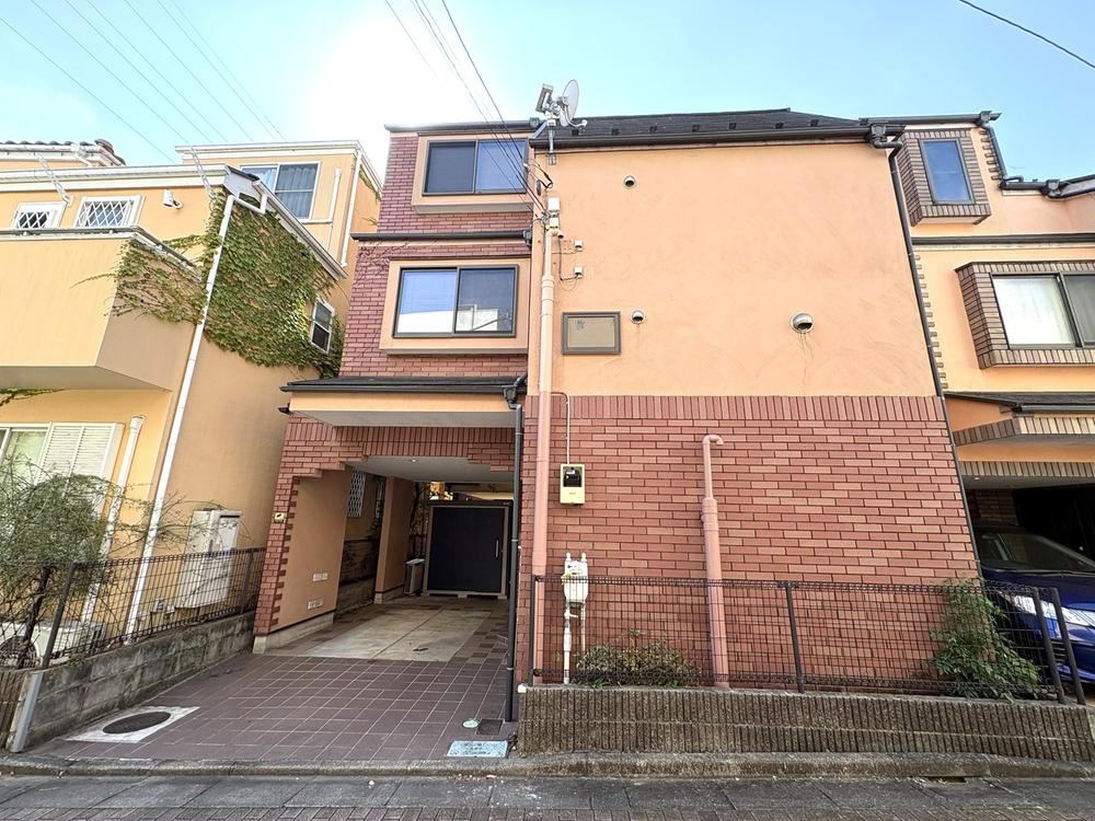 3LDK house in Meguro Ward, Tokyo - Photo 1
