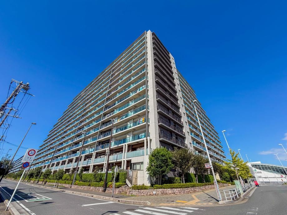 3LDK apartment in Yoshikawa, Saitama - Photo 1