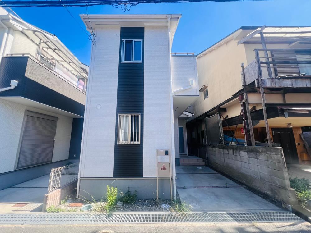 4LDK house in Hirakata, Osaka - Photo 1