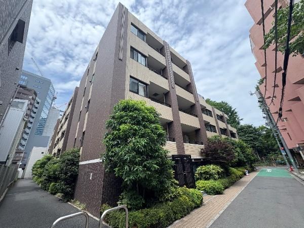 3LDK apartment in Shibuya Ward, Tokyo - Photo 1