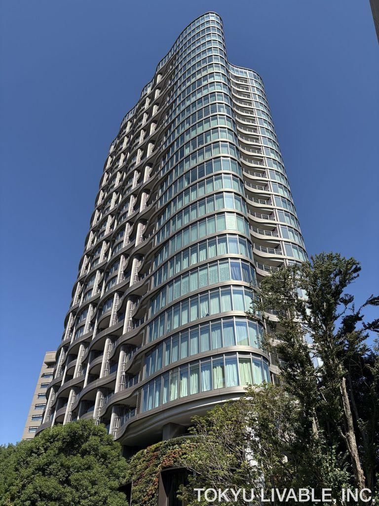 3LDK apartment in Shibuya Ward, Tokyo - Photo 1