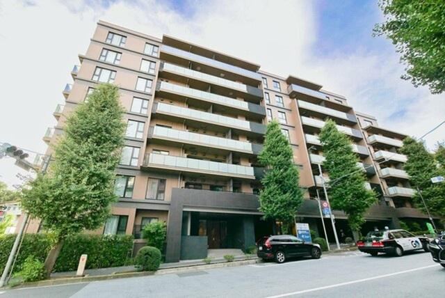 2LDK apartment in Minato Ward, Tokyo - Photo 1