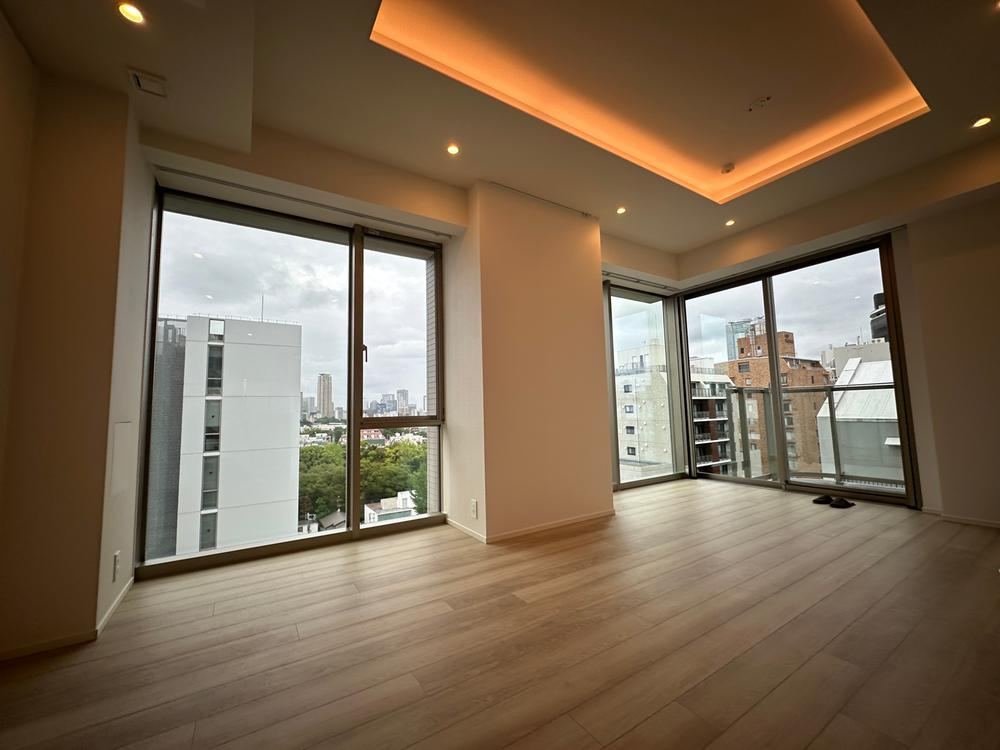 2LDK apartment in Minato Ward, Tokyo - Photo 1