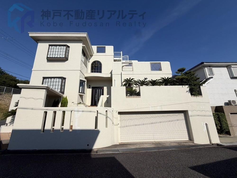 5LDK house in Tarumi Ward, Kobe, Hyogo - Photo 1