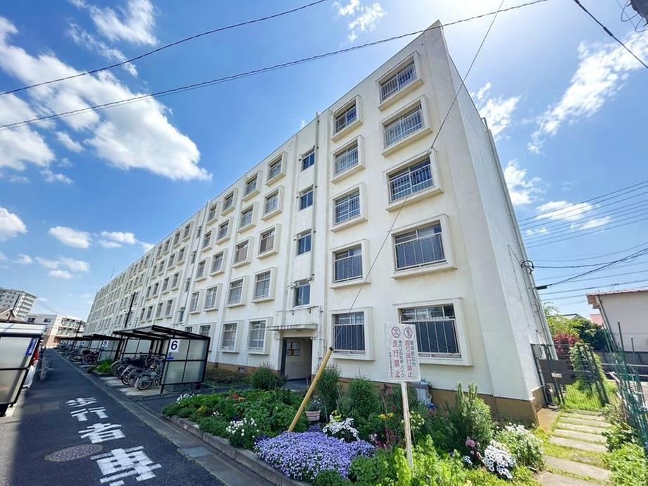 2LDK apartment in Inagi, Tokyo - Photo 1