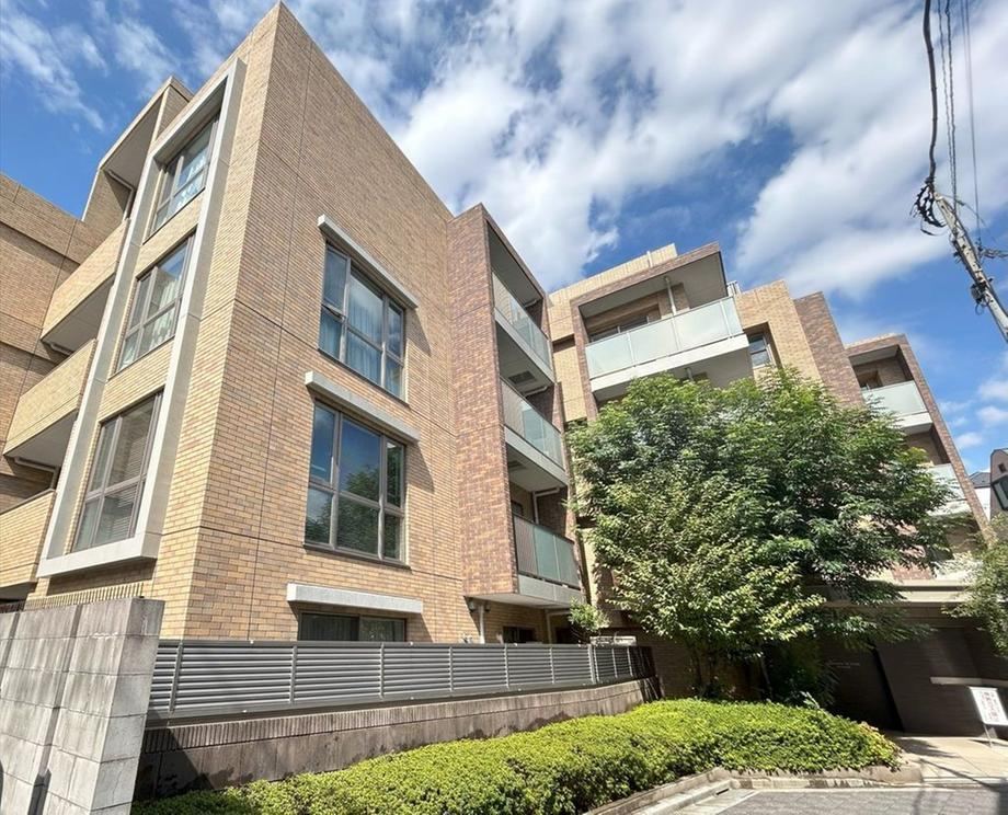 2LDK apartment in Bunkyo Ward, Tokyo - Photo 1