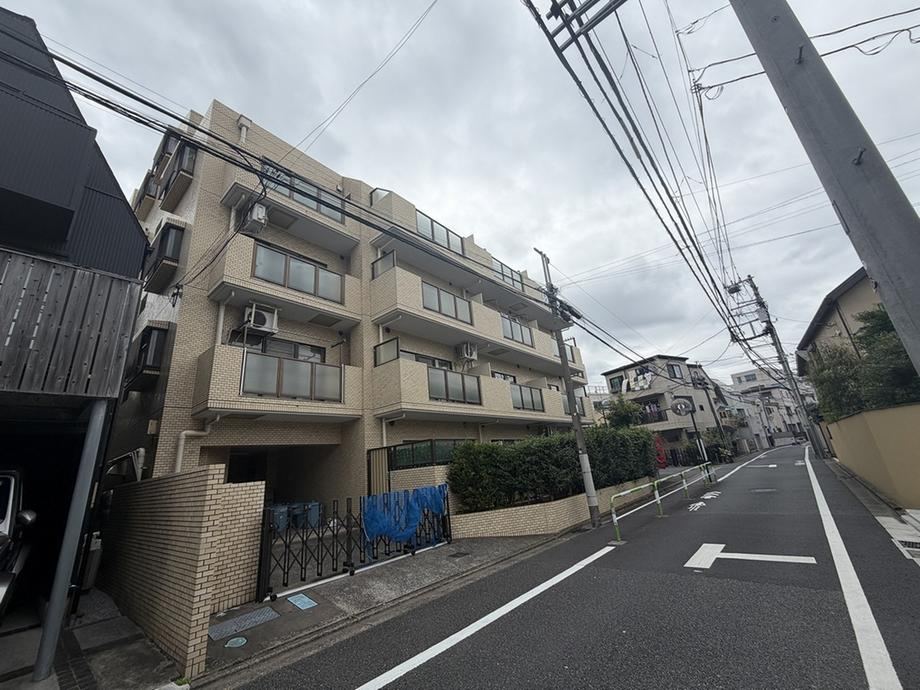 2DK apartment in Bunkyo Ward, Tokyo - Photo 1