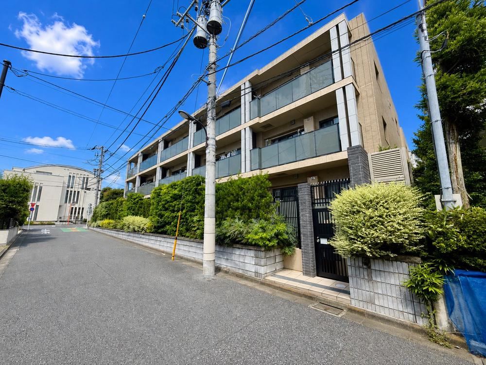 2LDK apartment in Shinjuku Ward, Tokyo - Photo 1