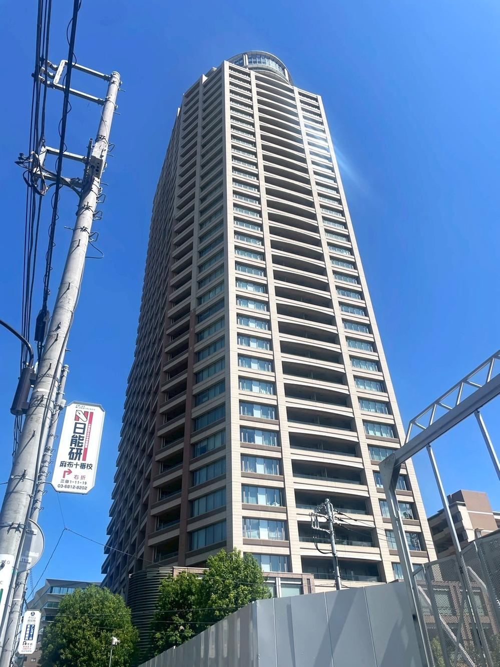 2LDK apartment in Minato Ward, Tokyo - Photo 1