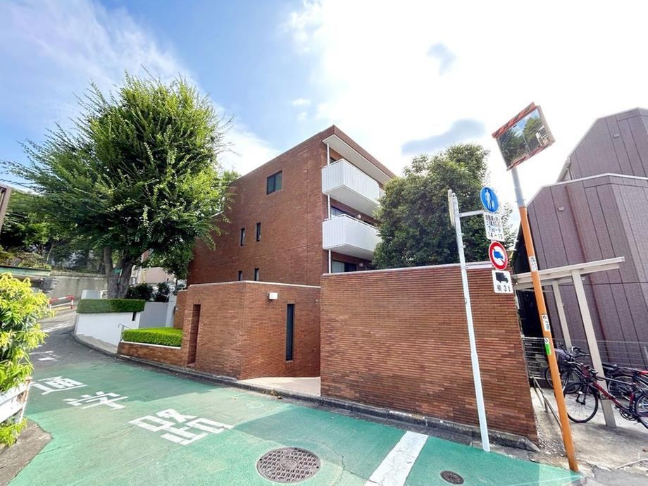 2LDK apartment in Shinjuku Ward, Tokyo - Photo 1