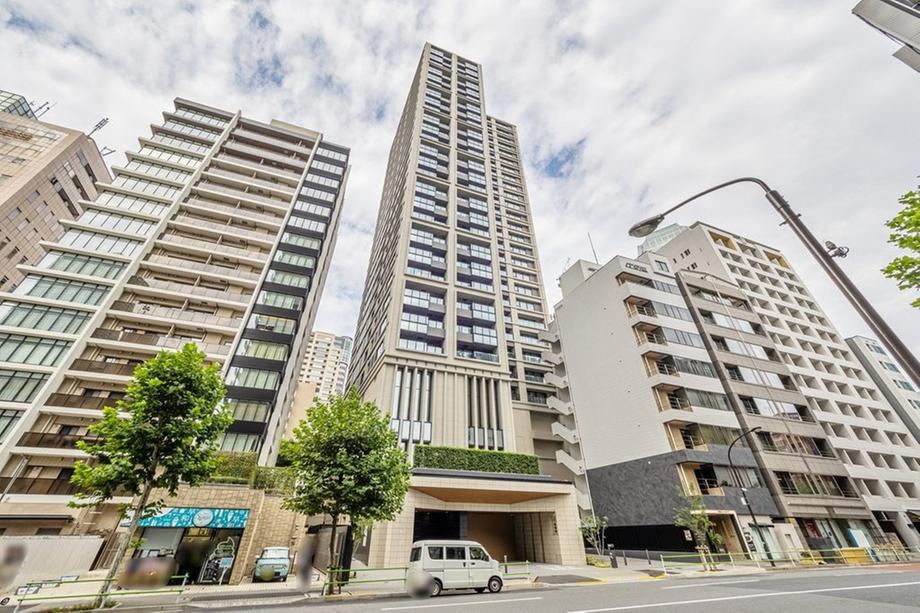 2LDK apartment in Minato Ward, Tokyo - Photo 1