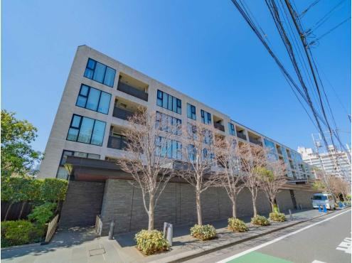 3LDK apartment in Minato Ward, Tokyo - Photo 1