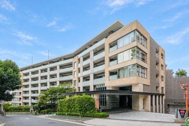 2LDK apartment in Minato Ward, Tokyo - Photo 1