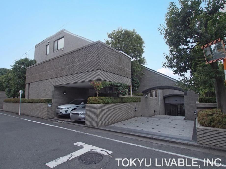 3LDK apartment in Shibuya Ward, Tokyo - Photo 1