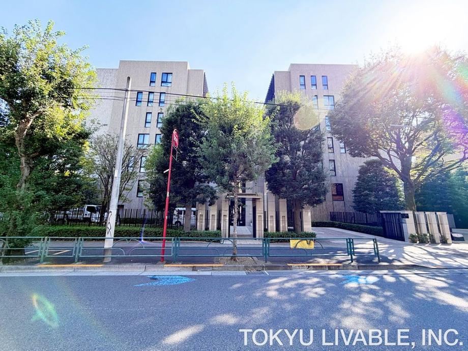 3LDK apartment in Meguro Ward, Tokyo - Photo 1