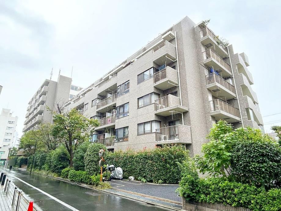 2LDK apartment in Shinjuku Ward, Tokyo - Photo 1