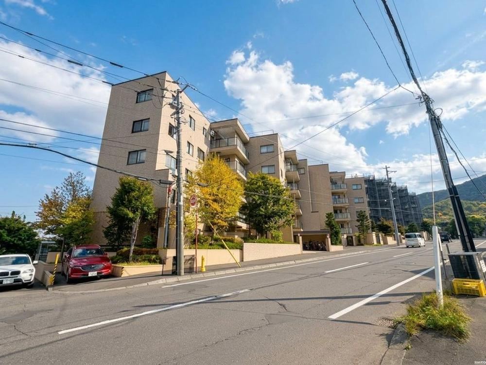 3LDK+S apartment in Chuo Ward, Sapporo, Hokkaido - Photo 1