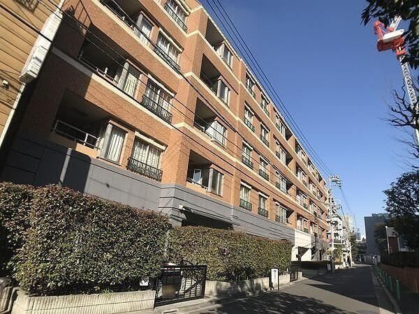 1LDK+S apartment in Minato Ward, Tokyo - Photo 1