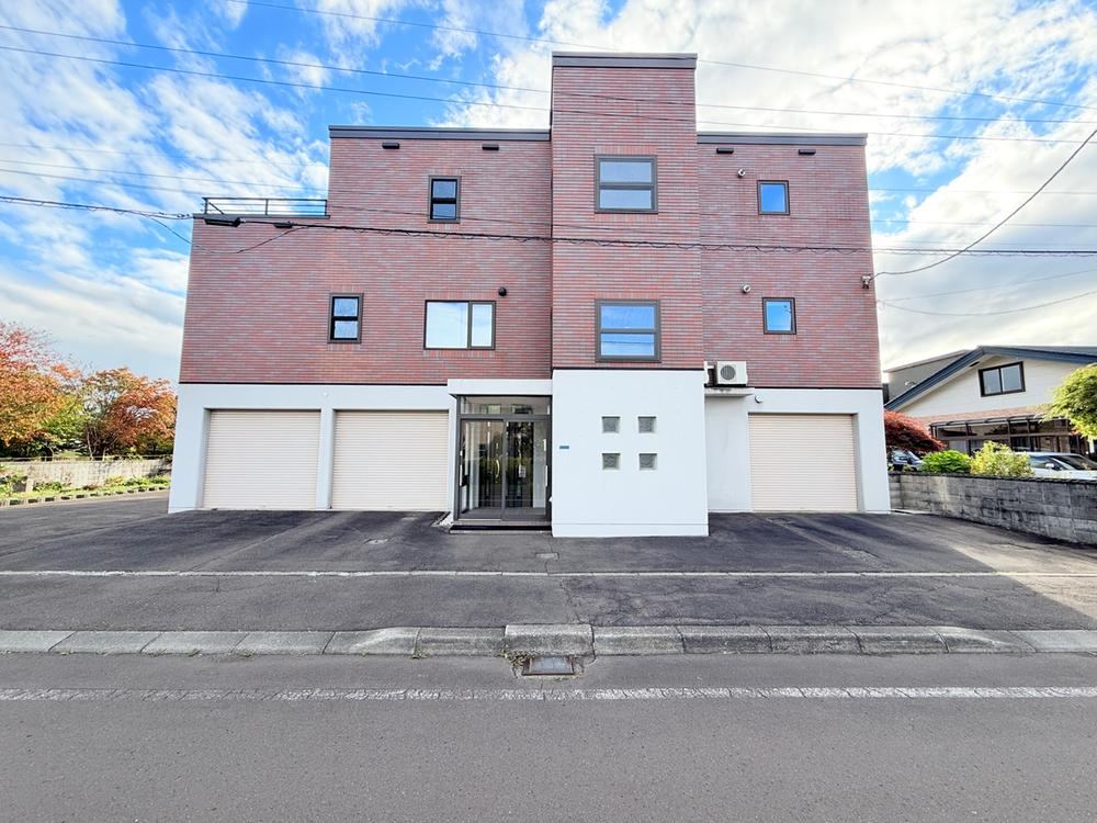 436 m² house in Eniwa, Hokkaido - Photo 1