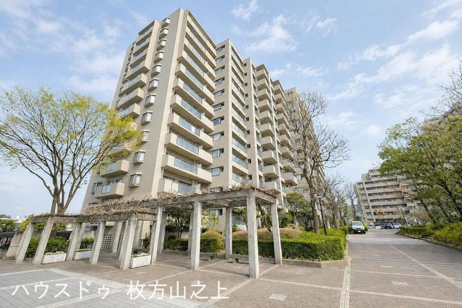 4LDK apartment in Neyagawa, Osaka - Photo 1