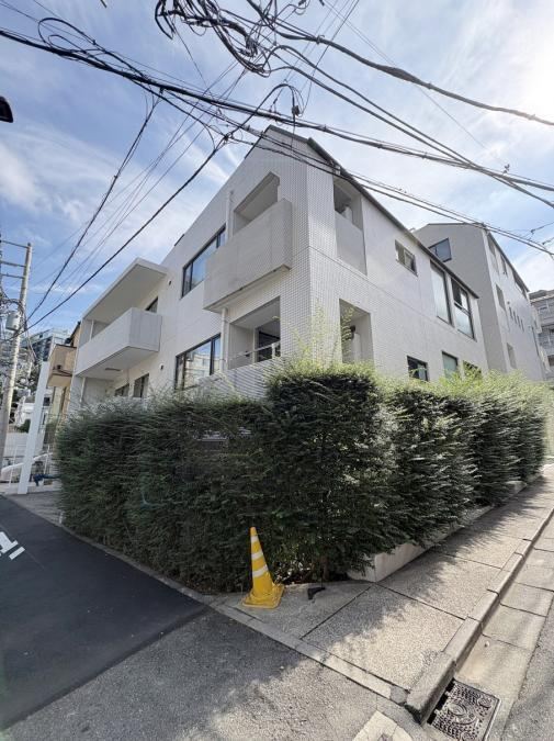 2LDK apartment in Minato Ward, Tokyo - Photo 1