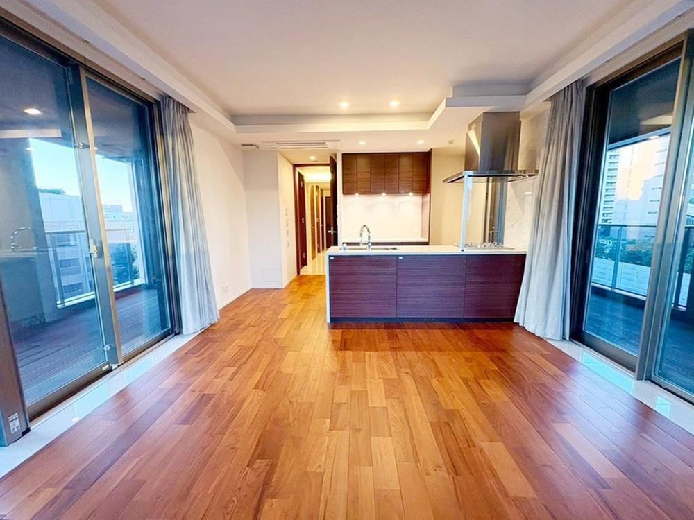 3LDK apartment in Minato Ward, Tokyo - Photo 1