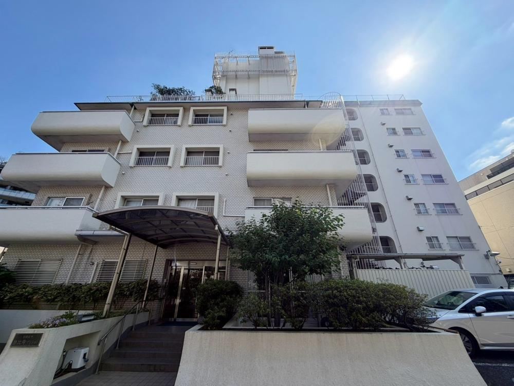 3LDK apartment in Shibuya Ward, Tokyo - Photo 1