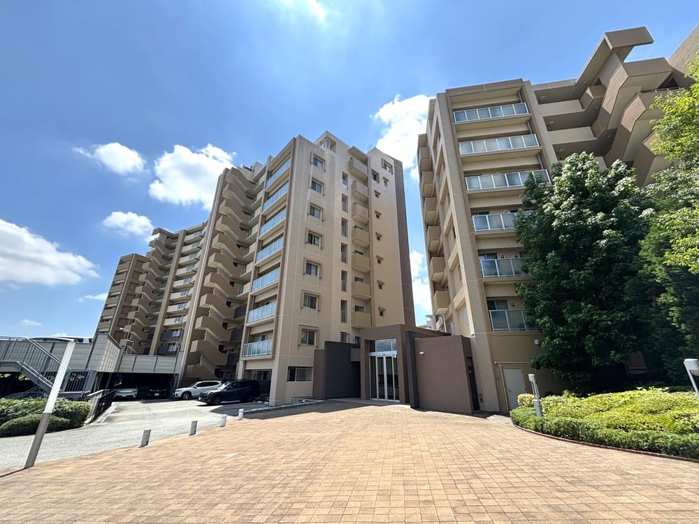 3LDK apartment in Suita, Osaka - Photo 1