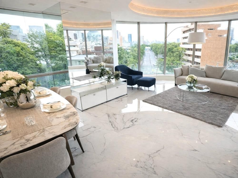 2LDK apartment in Minato Ward, Tokyo - Photo 1