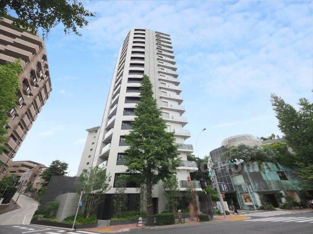 2LDK+S apartment in Minato Ward, Tokyo - Photo 1