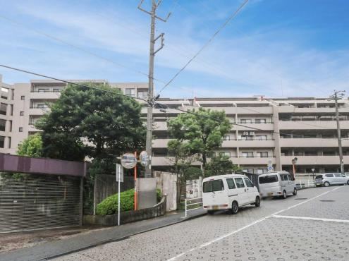 3LDK apartment in Isogo Ward, Yokohama, Kanagawa - Photo 1