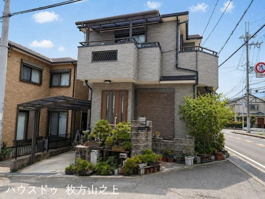 4LDK house in Hirakata, Osaka - Photo 1