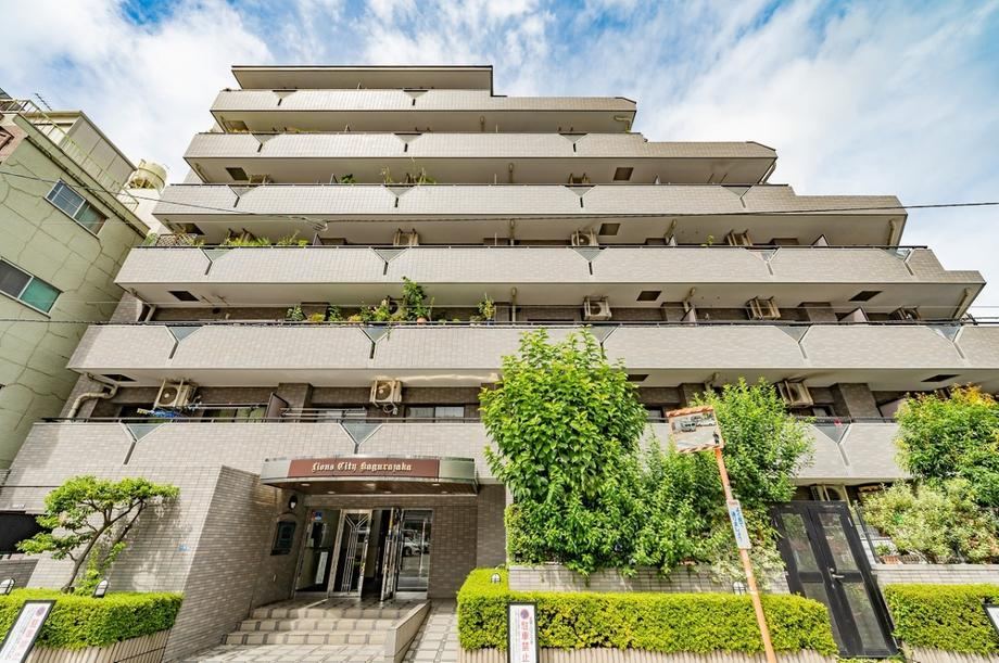 3LDK apartment in Shinjuku Ward, Tokyo - Photo 1