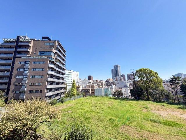 3LDK apartment in Shibuya Ward, Tokyo - Photo 1