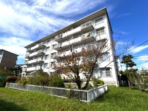2LDK apartment in Mihama Ward, Chiba - Photo 1