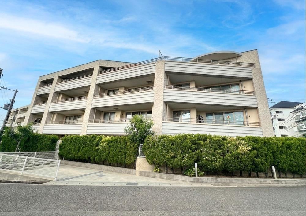 3LDK apartment in Tarumi Ward, Kobe, Hyogo - Photo 1