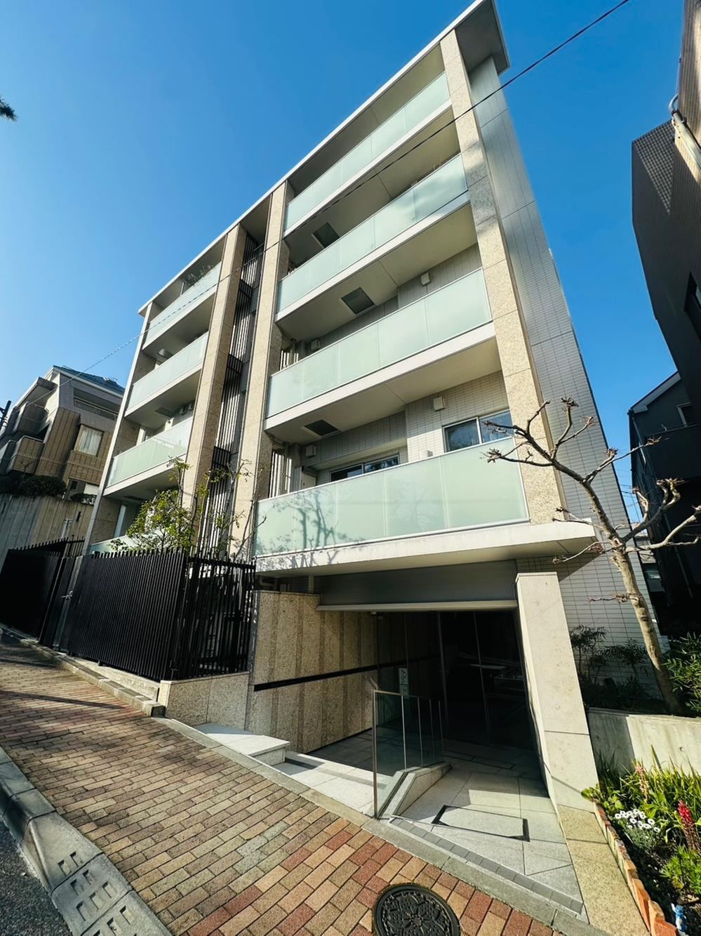 2LDK apartment in Minato Ward, Tokyo - Photo 1